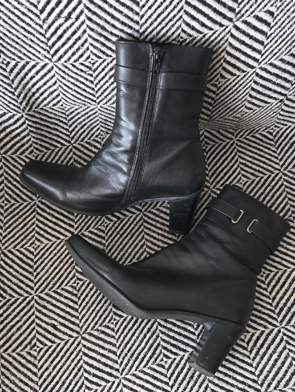 La CANADIENNE Black Leather Mid-Calf Heeled Boots with Side Zipper